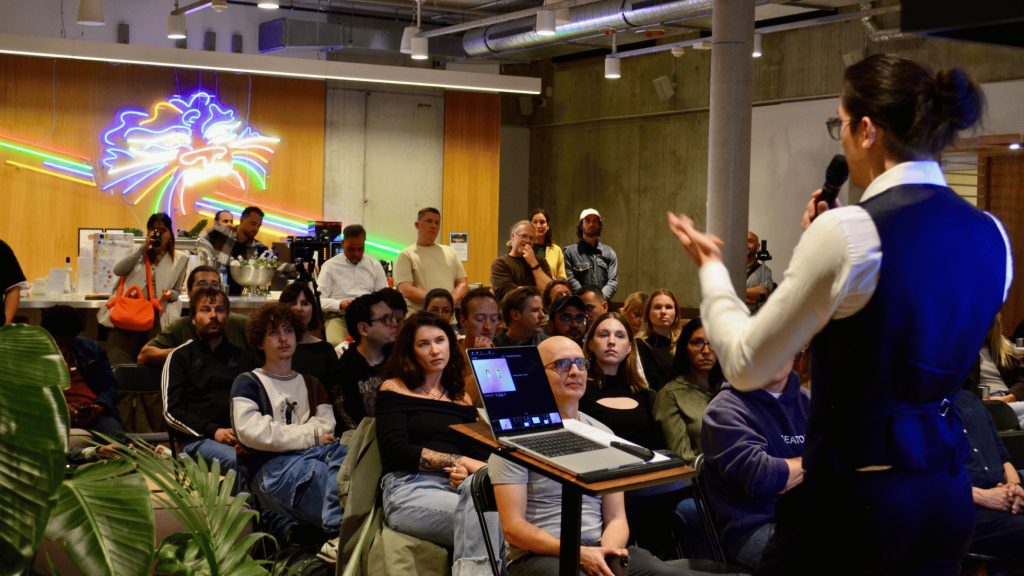Jan Kaiser talking in front of au andience for BSCC 9 (Berlin and SEO Content Club 9)